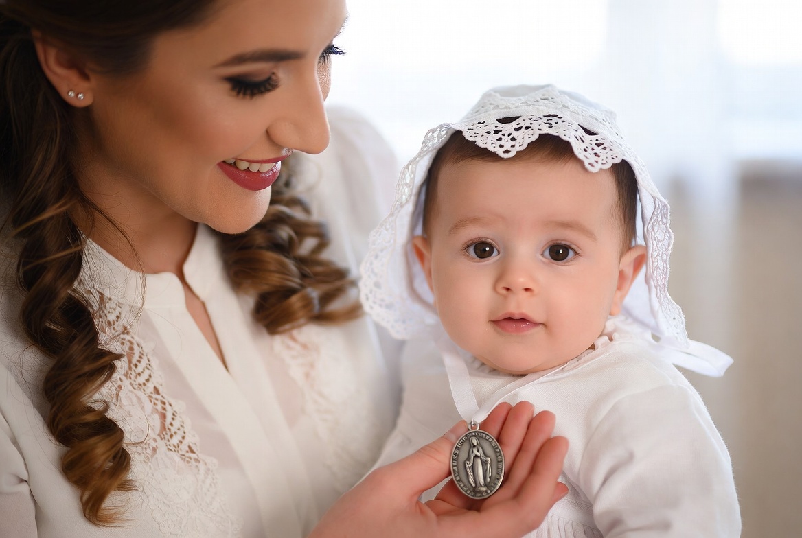 Pourquoi offrir une médaille vierge pour le baptême de bébé ?
